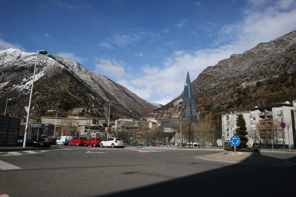 スペイン画家ホセ・アントニオ・フローレス作「アンドラの風景」 スペイン画家ホセ・アントニオ・フローレス作「アンドラの風景」